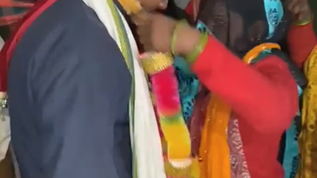प्रेमिका के घर मिलने गए प्रेमी युवक को प्रेमिका के घरवालों ने पकड़ कर करदी शादी दोनों को किया विदा |