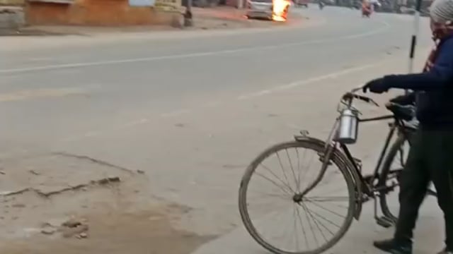 जनपद संभल से बड़ी खबर चलती कार में लगी आग दो युवकों ने कर से कूद कर बचाई अपनी जान  वीडियो सोशल मीडिया पर हुआ वायरल |