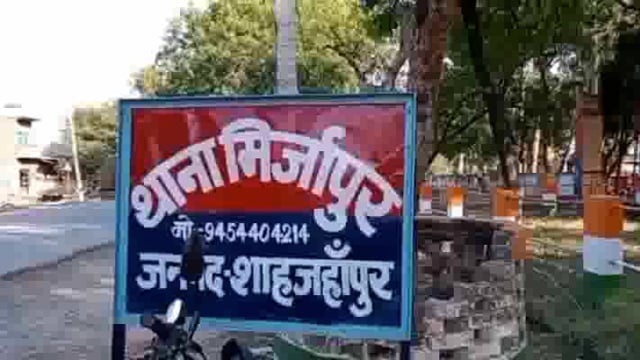 शाहजहांपुर:जलालाबाद क्षेत्र के किसानों ने तहसील मुख्यालय पहुंचकर आवारा गायों को पकड़वाने के लिए एसडीएम को दिया ज्ञापन