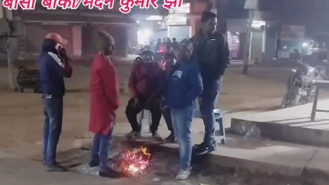 नगर पंचायत क्षेत्र में अलाव की समुचित व्यवस्था नहीं होने से जनजीवन अस्त-व्यस्त व्यवसायी कूट और पॉलिथीन जलाकर भगा रहे शरीर की ठंडी