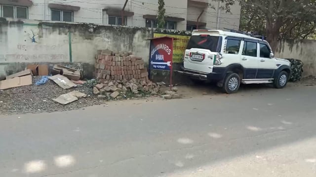 फुल्लीडुमर थाना की पुलिस एक कोर्ट वारंटी एवं शराब कांड के एक फरारी अभियुक्त को किया गिरफ्तार