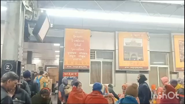 मथुरा रेलवे स्टेशन पर आज 12:00 बजे से रेल गाड़ियां खड़ी रही यात्री रहे परेशान