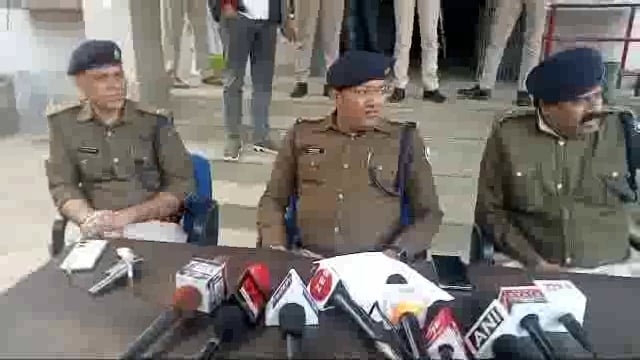 महोता बगीचे के समीप लूटपाट कर रहे 7 अपराधियों को पुलिस ने एक देसी कट्टा दो जिंदा कारतूस व चार बाइक के साथ किया गिरफ्तार