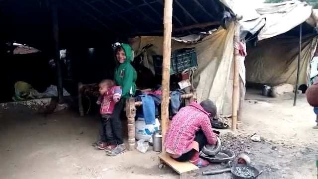 गलन भरी सर्दी में हंसता खेलता बचपन।