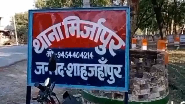 मिर्जापुर थाना क्षेत्र के ढाई गांव में मजदूरी के पैसे मांगने पर दबंग ने बेल्टों से पीटा वीडियो सोशल मीडिया पर वायरल