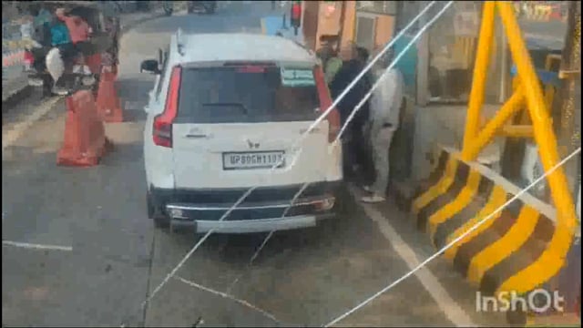 थाना फरह क्षेत्र टोल टैक्स सिस्टम संगठन किसान नेता की गाड़ी की वजह से वाहनों की लगी लंबी कतार