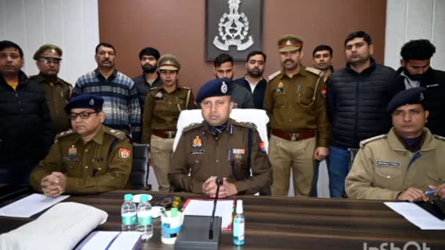 महावन पुलिस व स्वाट टीम द्वारा लूट की झूठी सूचना देने वाले अभियुक्त को लूट के 104066 एक मोबाइल व बैग के साथ गिरफ्तारकिया