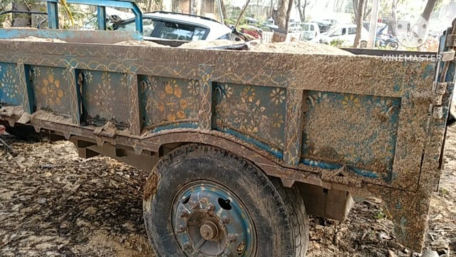 पुलिस ने परोरिया गांव का समीप तिलैया नदी बालू घाट से बालू परिवहन कर रहे दो ट्रैक्टर को किया जप्त