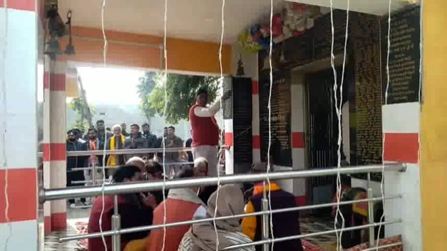  राम मंदिर प्राण प्रतिष्ठा को लेकर तरबगंज तहसील क्षेत्र में प्रसाद वितरण व भजन कीर्तन में सराबोर है। लोग