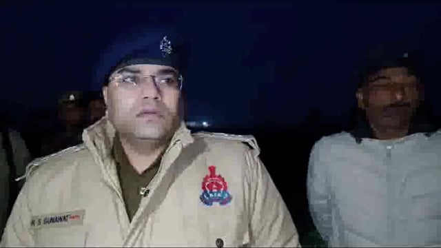 जनपद संभल के असमोली में खेत में पड़ा मिला युवक का शव जानकारी देते पुलिस अधीक्षक कुलदीप सिंह गुनावत संभल |