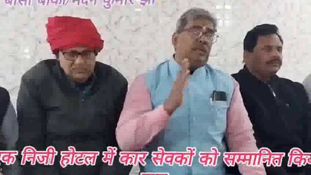 समाज सेवी और व्यवसाईयों के द्वारा कार सेवकों को सम्मानित किया गया