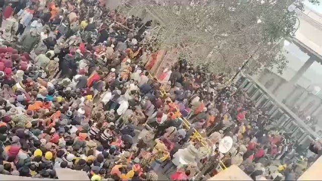 *राम मंदिर में एंट्री बंद, भीड़ कम होने पर खुलेंगे प्रवेश द्वार, RAF तैनात*
राम मंदिर में भारी भीड़ को देखते हुए मंदिर में श्रद्धालुओं की एंट्री कुछ समय के लिए बंद कर दी गई है। बाहर जाने वाले द्वार खुले हैं ताकि जो श्रद्धालु अंदर हैं, वे दर्शन के बाद बाहर निकल सकें और प्रांगण में भीड़ कम हो। भीड़ कम होते ही प्रवेश द्वार खोले जाएंगे। सुबह 7 बजे मंदिर के द्वार खुले, लेकिन रात 3 बजे से ही श्रद्धालुओं का तांता लगा था। फिलहाल भीड़ कंट्रोल करने के लिए RAF ने मोर्चा संभाला है।