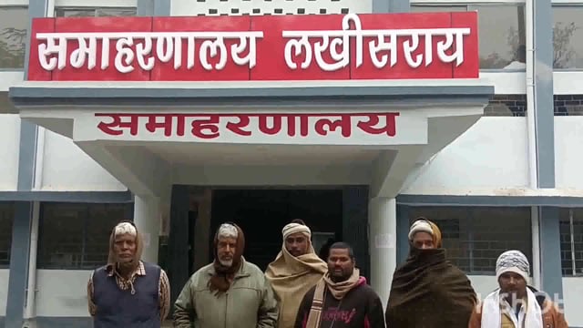 लखीसराय जिले के रामगढ़ चौक प्रखंड क्षेत्र के रामनगर गांव के ग्रामीणों ने सड़क की शिकायत को लेकर डीएम को सौंपा ज्ञापन