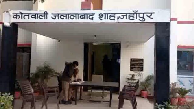 ठंड के चलते अज्ञात वाहन की टक्कर लगने से बाइक चालक डिवाइडर से टकराई, बाइक चालक हुआ घायल, हालत गंभीर जिला अस्पताल रेफर