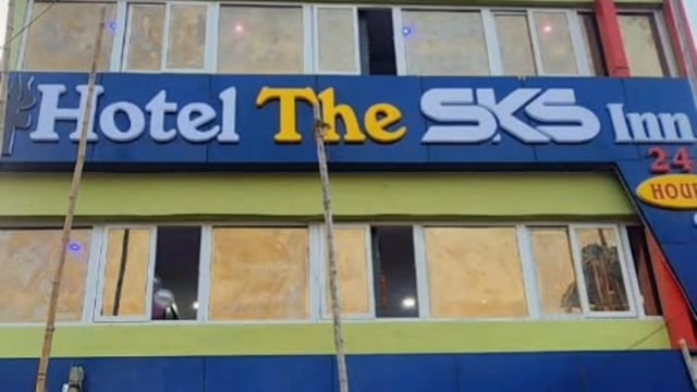 HOTELTHE SKS INN शुभारंभ हुआ,शुभारंभ कार्यक्रम में सत्यदेव नारायण सिंह, पूर्व नगर परिषद अध्यक्ष संतोष कुमार सिंह, ने किय