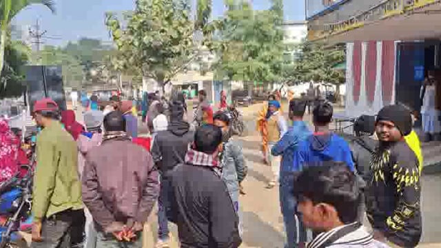 बौसी भुरना पथ पर ललमटिया मोड़ के पास बाइक से गिरकर महिला की मौत के बाद अस्पताल में लगी लोगों की भीड़।