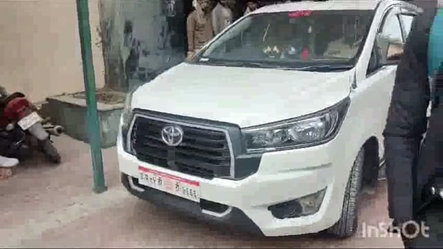 बी एस ए कालेज मथुरा मैं लगी हुई प्रदर्शिनियों का जिलाधिकारी ने किया निरीक्षण बिनाई सरकार की योजनाऐं 