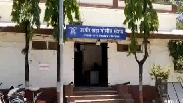 निडेबन वेस येथे बाथरूमच्या कारणावरून लोखंडी रॉडने मारहाण