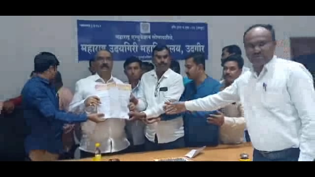 तोंडार येथे राष्ट्रीयकृत बँक चालू करण्याची ग्रामपंचायतीने केली खासदार सुधाकर शृंगारे यांच्याकडे मागणी