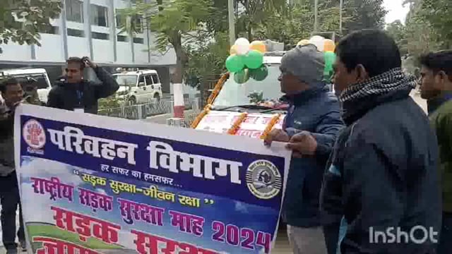 लखीसराय जिला मुख्यालय परिसर से परिवहन विभाग द्वारा सड़क सुरक्षा जागरूकता रथ को डीएम ने दिखाई हरी झंडी