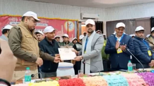 मतदाता पुनरीक्षण कार्य में बेहतर कार्य करने पर बांका डीएम ने अमरपुर बीडियो को प्रशस्ति पत्र देकर किया सम्मानित