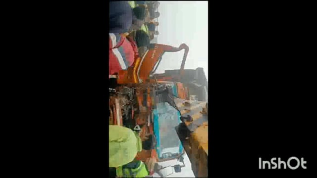 थाना फरह क्षेत्र नेशनल हाईवे टोल प्लाजा के पास दो कैंटर टकराई एक युवक के पैर में चोट आई