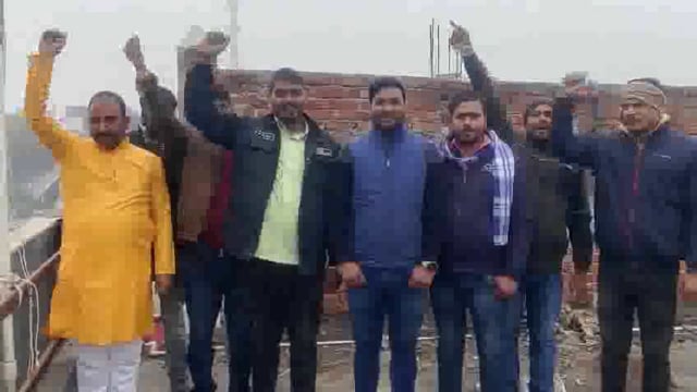 बाघराय थाना क्षेत्र के बिहार बाजार में चौहान मार्केट के व्यापारियों ने धूमधाम से मनाया 75वां गणतंत्रदिवस,