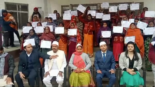 अमरपुर प्रखंड मुख्यालय में सीओ ने 33 भूमिहीन परिवारों के बीच वासगीत पर्चा का किया वितरण