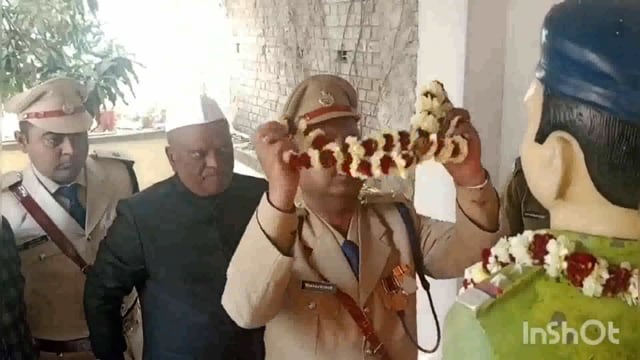 लखीसराय कवैया थाना परिसर में गणतंत्र दिवस के मौके पर थाना अध्यक्ष वैभव कुमार ने किया झंडो तोलन