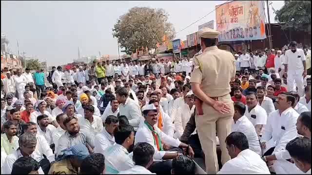 सहा वर्षीय बालिकेवर युवकांने केला लैंगिक अत्याचार,वलांडीत रास्ता रोको,नराधमांना फाशीची शिक्षा देण्याची केली मागणी