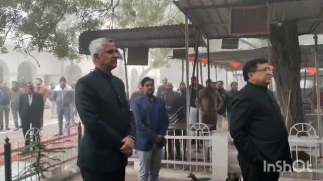 देश में 75 वा गणतंत्र दिवस मनाया गया डीएम कार्यालय पर डीएम शैलेंद्र कुमार ने ध्वजारोहण किया