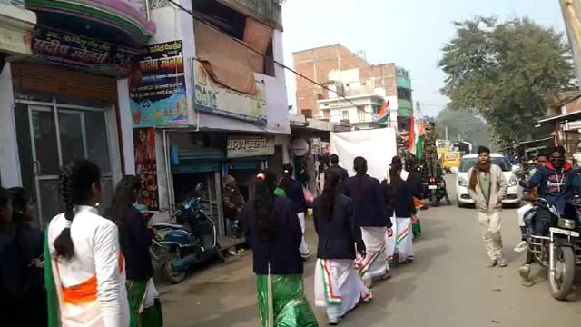 अम्बेडकर नगर जिले के आलापुर तहसील क्षेत्र राम नगर में स्कूल के बच्चों ने निकाली तिरंगा यात्रा।