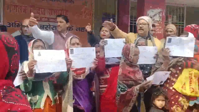 75 में गणतंत्र दिवस के मौके पर फुल्लीडुमर अंचल कार्यालय द्वारा 25 भूमिहीन परिवारों के बीच वासगीत पर्चा का किया गया वितरण