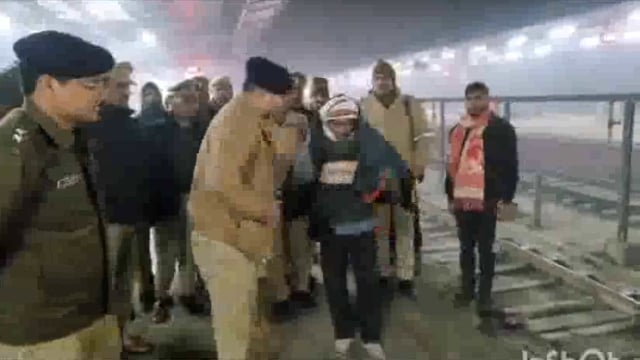 एसएसपी मथुरा द्वारा रेलवे स्टेशन का निरीक्षण व चेकिंग की गई गरीब असाहयो को बांटे कम्बल