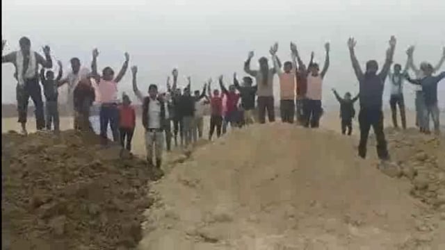 जलालाबाद क्षेत्र के गांव चमरपुर खुर्द के ग्रामीणों ने प्रदर्शन कर गंगा एक्सप्रेसवे का निर्माण कार्य रुकवाया