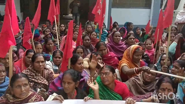 बिहार राज्य मिड डे मिल्क वर्कर्स यूनियन रसोईया के द्वारा 11 सूत्री मांगों के समर्थन में जिला मुख्यालय पर धरना प्रदर्शन