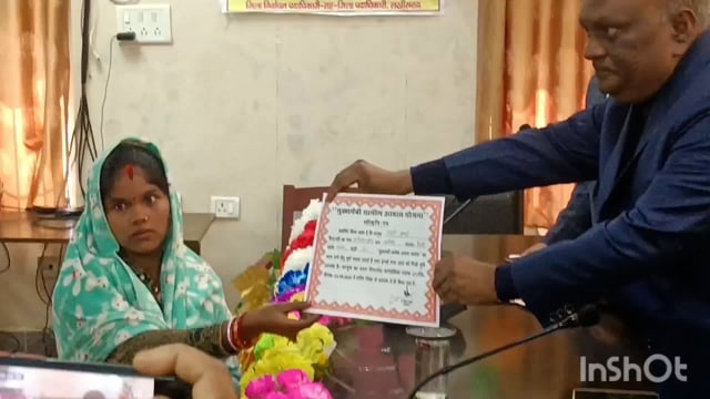 जिला मुख्यालय मंत्रणा कक्ष के सभागार में मुख्यमंत्री आवास सहायता योजना के लाभार्थियों को डीएम ने किया राशि का वितरण