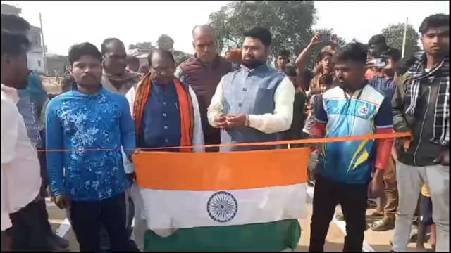 आनंद क्रिकेट क्लब घुठियारा द्वारा आयोजित क्रिकेट मैच का उद्घाटन भाजपा नेता आशुतोष राय यादव ने फीता काटकर किया