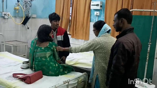 लखीसराय शहर के कवैया थाना क्षेत्र के बाजार समिति के समीप चलती ई रिक्शा से गिरकर विवाहित महिला जख्मी