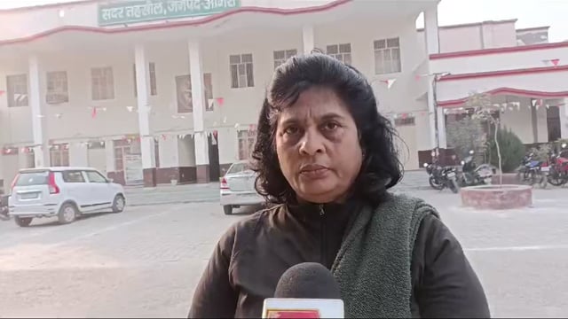 पीड़ित महिला ने तहसील सदर आगरा परिसर में चिल्ला चिल्ला कर लगाया लेखपाल पर आरोप बताया मीडिया को