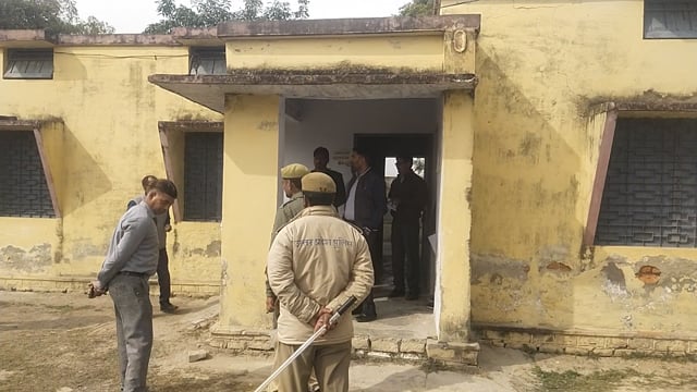 प्रतापगढ़ जिले के बिहार ब्लॉक में स्थलीय निरीक्षण करने पहुंचे मुख्य विकास अधिकारी के पहुँचने पर मचा रहा हड़कम्प,