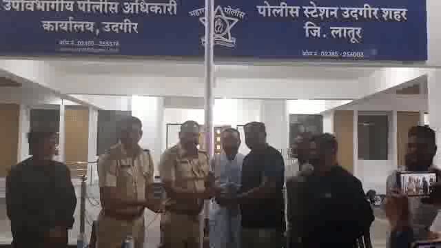 उपविभागीय पोलीस अधिकारी व पोलीस निरीक्षक परमेश्वर कदम यांनी केला क्रीडा मंडळाच्या सदस्यांचा सत्कार