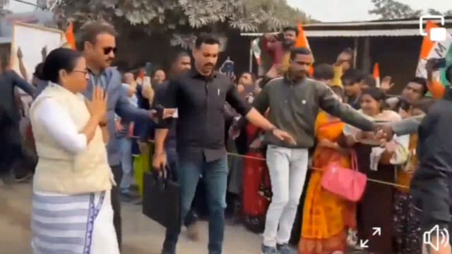 উত্তর দিনাজপুরে মুখ্যমন্ত্রী মমতা বন্দ্যোপাধ্যায় পায়ে হেঁটে জনসংযোগ যাত্রা