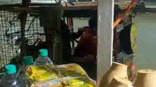 नशे में धुत मिला जिला अस्पताल का कर्मचारी रोड पर काटा दंगा कई लोगों से किया लाड़ई 