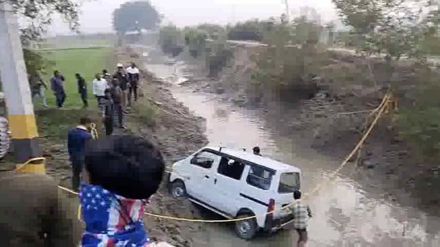 केडी पब्लिक स्कूल सनोखर का वेन गई खाई में ड्राइवर ने खोया अपना आपा चल रहे थे ओवर स्पीडमें।