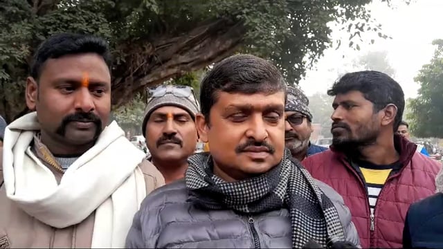 बाबरी मस्जिद की फोटो इंस्टाग्राम अकाउंट पर पोस्ट कर विवादित टिप्पणी करने के मामले में हिंदू संगठन के कार्यकर्ताओं ने थाने का किया
