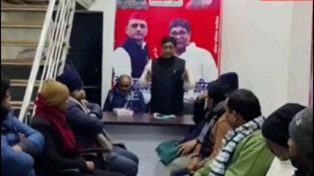 उतरौला समाजवादी पार्टी कार्यालय पर बैठक का किया गया आयोजन दर्जनों पदाधिकारी व कार्यकर्ता रहे मौजूद।