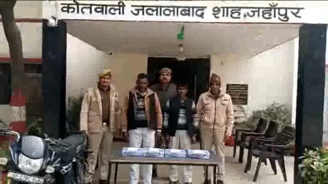 अवैध शास्त्रों की तस्करी करने वाले दो लोगो को भारी मात्रा में अवैध असलहा कारतूस और एक मोटरसाइकिल के साथ किया गिरफ्तार