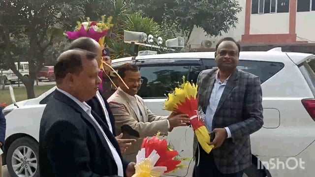 लखीसराय जिला मुख्यालय परिसर स्थित जिला अतिथि गृह परिसर में नए जिला अधिकारी को दिया गया गार्ड ऑफ ऑनर