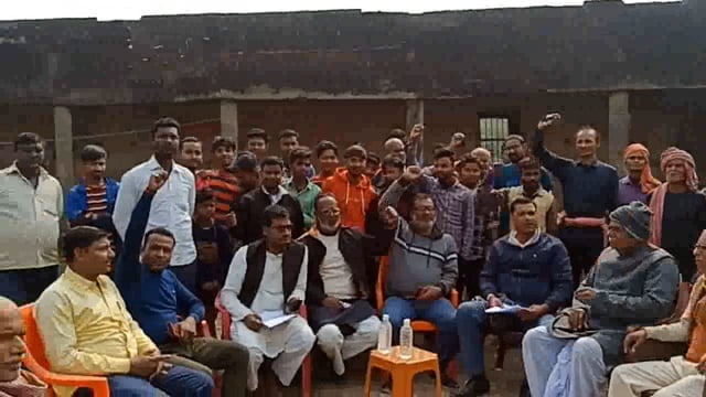 संस्कृत विद्यालय में शिक्षकोंव कर्मियों के बहाली के खिलाफ ग्रामीणों का विरोधप्रदर्शन